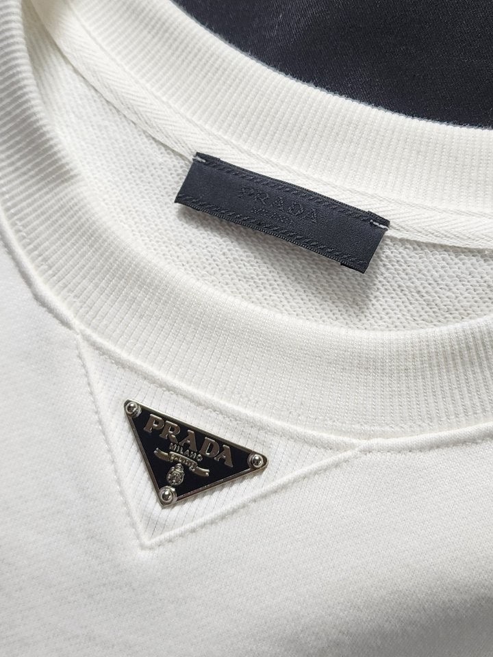 프라다 트라이앵글 맨투맨