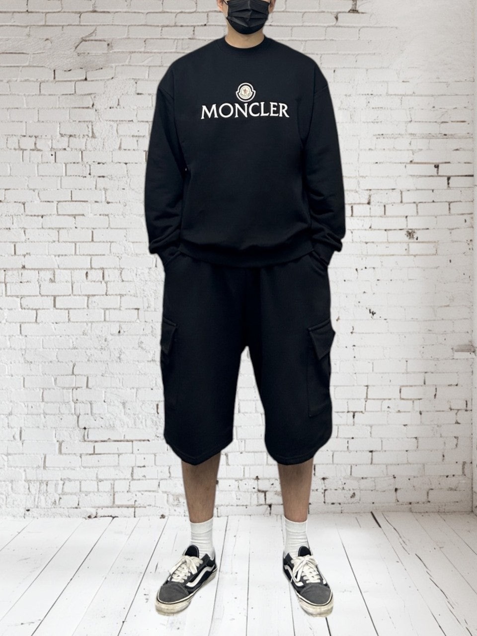 몽클레어 엠보자수 맨투맨-