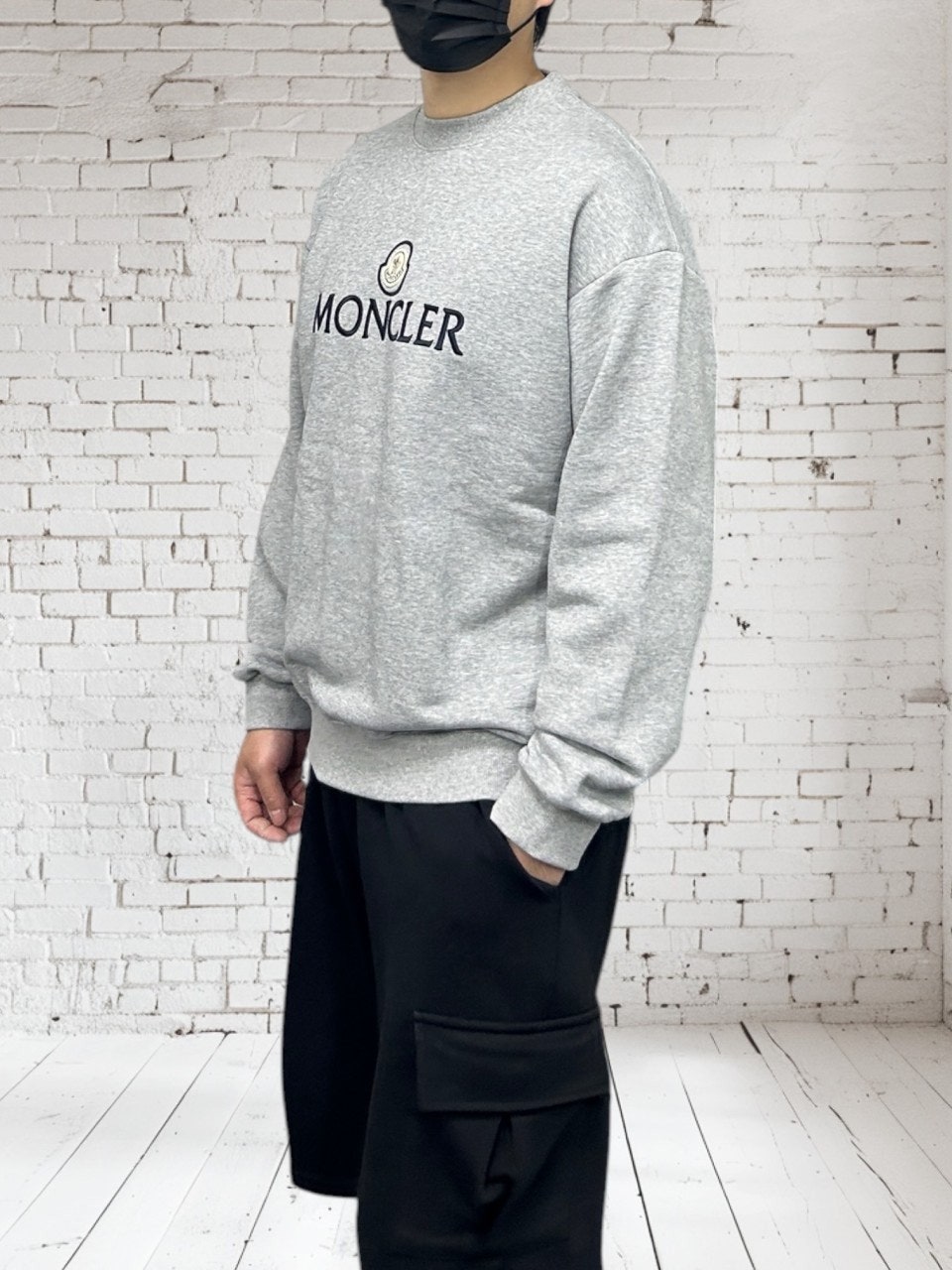 몽클레어 엠보자수 맨투맨-