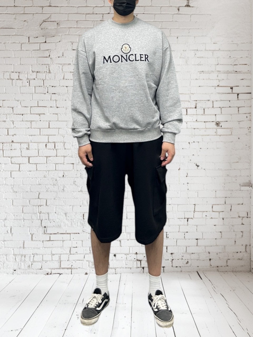 몽클레어 엠보자수 맨투맨-